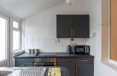 Port Talbot Casa | Smart Tv's in all 4 Bedrooms for your Convenience!