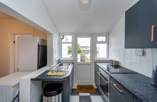 Port Talbot Casa | Smart Tv's in all 4 Bedrooms for your Convenience!