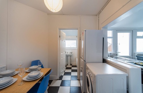 Port Talbot Casa | Smart Tv's in all 4 Bedrooms for your Convenience!