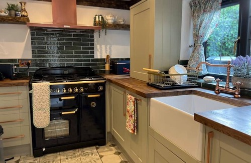 Shottery Cabaña | Historical Thatcher Roof Cottage Hathaway Hamlet