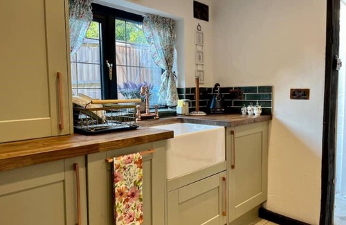 Shottery Cabaña | Historical Thatcher Roof Cottage Hathaway Hamlet