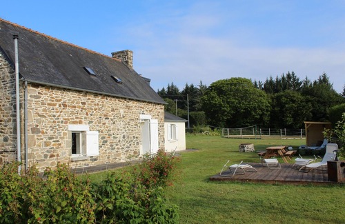 Belle-Isle-en-Terre Casa | Gd Gîte in the countryside, indoor/outdoor games, animals, nice view. sea 25km away!