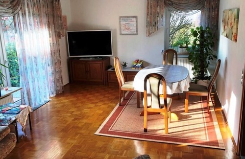 Zirndorf Apartamento | Acogedor apartamento de 3 habitaciones (84m²) en la planta baja con terraza