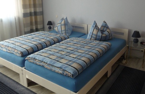 Zirndorf Apartamento | Acogedor apartamento de 3 habitaciones (84m²) en la planta baja con terraza