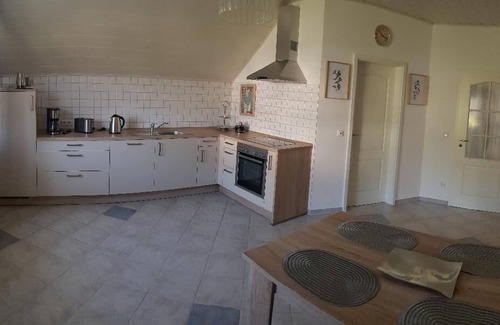 Pemfling Apartamento | Gemütliche Ferienwohnung mit Balkon und Garten