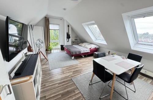 Niederursel Apartamento | Gemütliche helle Dach-Wohnung in Frankfurt