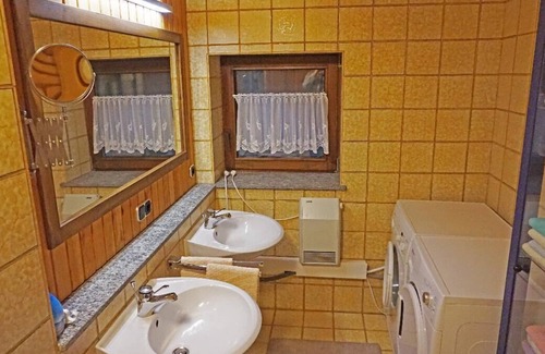 Wiesenfelden Apartamento | Apartamento en el sótano con zona para tomar el sol y plaza de aparcamiento.