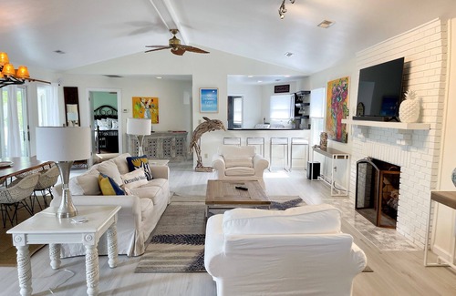 Ocracoke Casa | Esta singular casa frente al Canal ofrece un muelle privado y una piscina. cubiertas expansivas.