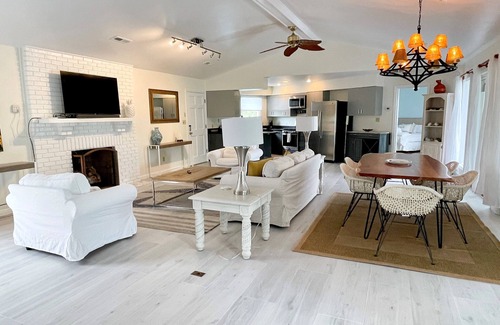 Ocracoke Casa | Esta singular casa frente al Canal ofrece un muelle privado y una piscina. cubiertas expansivas.