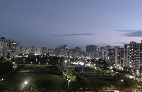 Noida Apartamento | Gen Z# Couple Friendly Relax & Comfy Condo