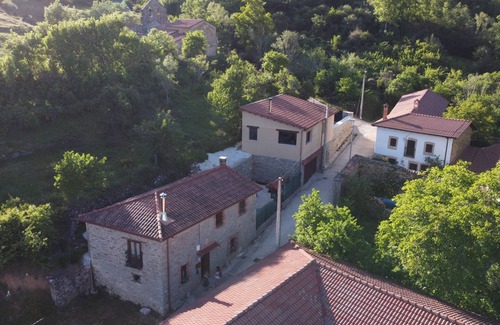 Cuevas de Vinayo Casa | Genciana, Cottage in the middle of the Leonese mountains (pet friendly)