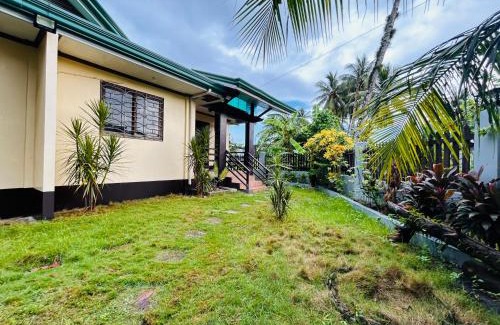 Catangnan Villa | General Luna Villa with kitchen, wifi and parking