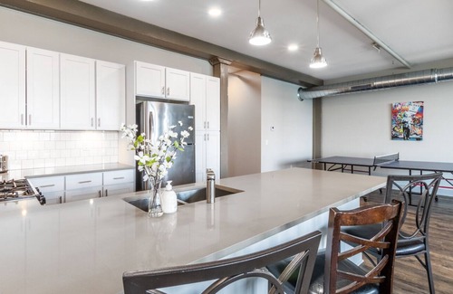 Front Park Apartamento | Generous 3 bedroom Contemporary Condo with free parking