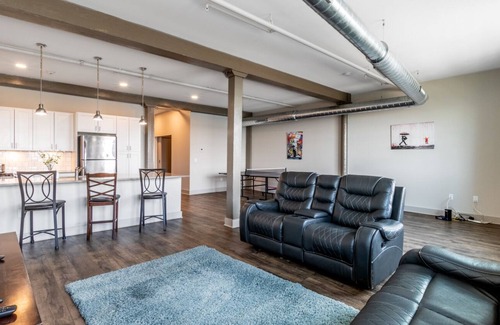 Front Park Apartamento | Generous 3 bedroom Contemporary Condo with free parking