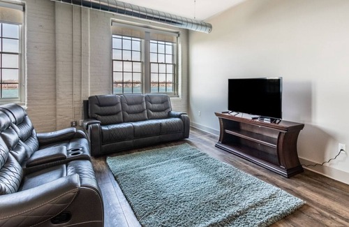Front Park Apartamento | Generous 3 bedroom Contemporary Condo with free parking