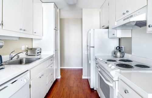 Sunnyvale West Apartamento | Generous Sunnyvale 3BR w/ Pool, Gym, A/C, near Caltrain, by Blueground