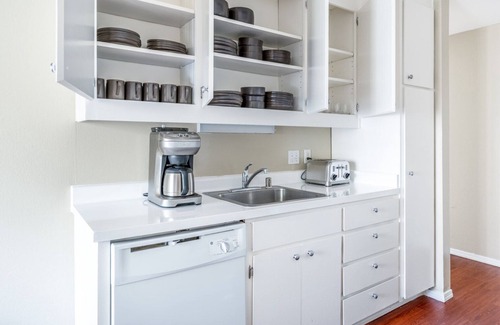 Sunnyvale West Apartamento | Generous Sunnyvale 3BR w/ Pool, Gym, A/C, near Caltrain, by Blueground