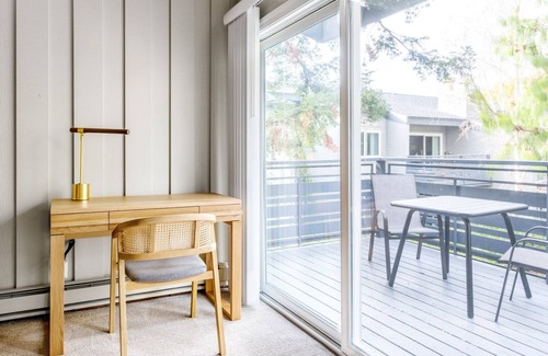Sunnyvale West Apartamento | Generous Sunnyvale 3BR w/ Pool, Gym, A/C, near Caltrain, by Blueground