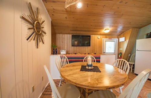 Lake Geneva Apartamento | Geneva Beach House Delavan Suite |Easy .5 Mile Walk to the Lake |Shared Backyard |Parking