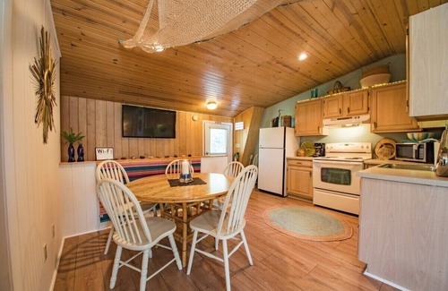 Lake Geneva Casa | Geneva Beach House - Sleeps 20 |Blocks to Lake |Parking for 10+ Cars |Yard |Group Stays