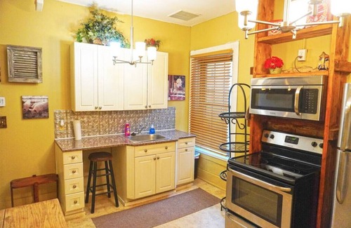 Coshocton Apartamento | Genevieve's Place in Historic Roscoe Village