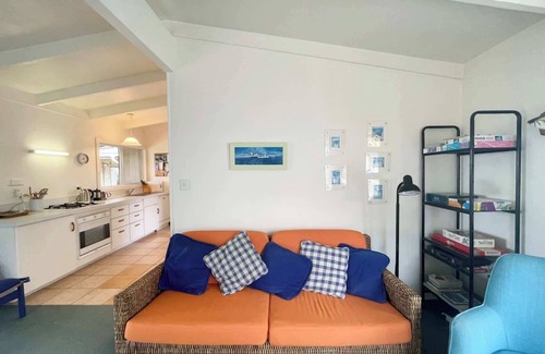 Surfdale Casa | Genuine Kiwi Bach - Stay Waiheke