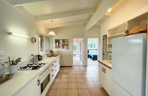 Surfdale Casa | Genuine Kiwi Bach - Stay Waiheke