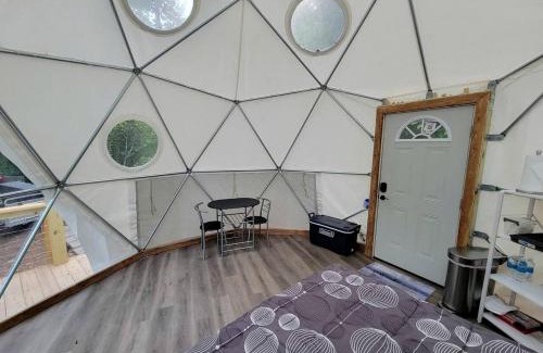 Purlear Otro | Geodome on Creek, Great Getaway, WIFI & Hot Shower near Boone, NC