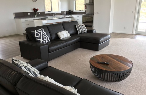 St Helens Otro | George River Park (Prestige House, 100 Acres, Animals, Bay / Mountain / Town Views)
