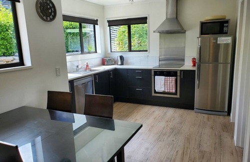 Wanaka Casa | George's House: Town Centre, amazing views, warm & pet friendly