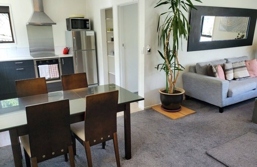 Wanaka Casa | George's House: Town Centre, amazing views, warm & pet friendly