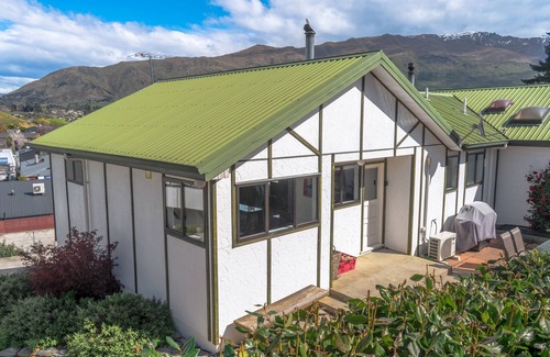 Wanaka Casa | George's House: Town Centre, amazing views, warm & pet friendly