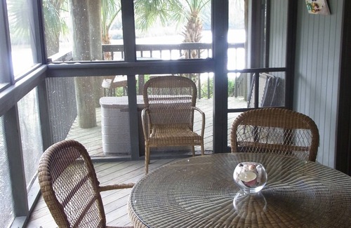 Kiawah Island Villa | Vistas de Georgeous! Walkout villa en la laguna del primer piso. Mascota amigable.
