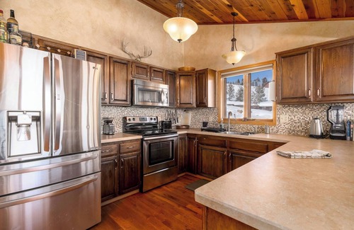 Granite County Chalet De Esquí | Georgetown Lake home with hot tub, sauna, & views!