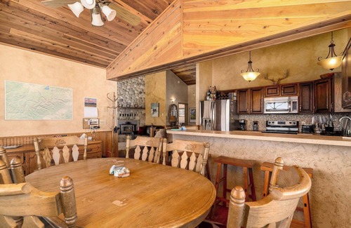 Granite County Chalet De Esquí | Georgetown Lake home with hot tub, sauna, & views!