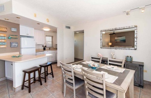 Seven Mile Beach Condominio | ¡Mira la puesta de sol sobre el Caribe! Georgetown Villa # 201 por CaymanVacation