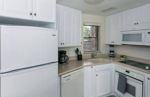 Seven Mile Beach Condominio | ¡Mira la puesta de sol sobre el Caribe! Georgetown Villa # 201 por CaymanVacation