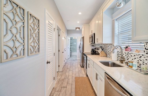 Mexico Beach Cabaña | "Georgia Sand" is 600 steps to the beach! This 2BD/2BA adorable cottage sleeps 8!