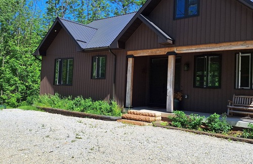 Meaford Casa | Georgian Bay Escape Cottage in Meaford. Cozy cottage with fireplace.