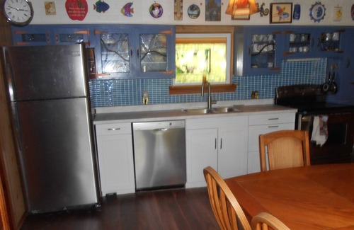 Collingwood Cabina | Georgian Bay Lakefront Cottage in Collingwood Town Limits. Walk to Sunset Park