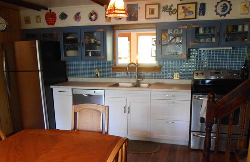 Collingwood Cabina | Georgian Bay Lakefront Cottage in Collingwood Town Limits. Walk to Sunset Park