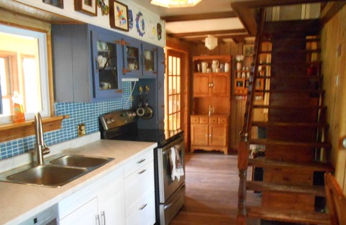 Collingwood Cabina | Georgian Bay Lakefront Cottage in Collingwood Town Limits. Walk to Sunset Park