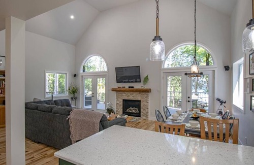 Kemble Cabaña | Georgian Bay - Newly-Built Luxury Watefront Cottage w/ AC, Wi-Fi, BBQ, Firepit!