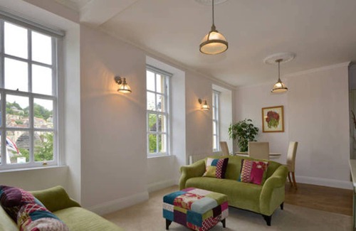 Bradford-on-Avon Apartamento | ¡Apartamento Georgian Lodge completo con asta de bandera! Pase por alto el puente de la ciudad medieval