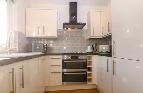 Trearddur Bay Cabina | GER-Y-LLI, pet friendly, character holiday cottage in Trearddur Bay