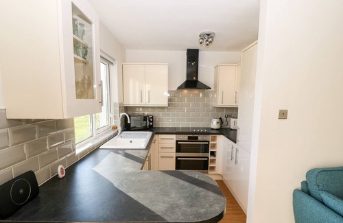 Trearddur Bay Cabina | GER-Y-LLI, pet friendly, character holiday cottage in Trearddur Bay
