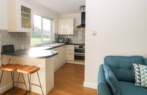 Trearddur Bay Cabina | GER-Y-LLI, pet friendly, character holiday cottage in Trearddur Bay