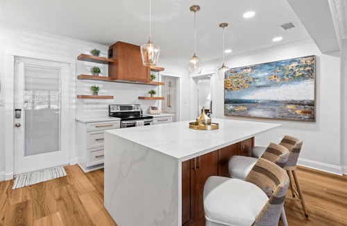 St. Petersburg - Clearwater Casa | Get 20% Off Rent 30+ Nights |Sea Glass Inn - Stylish Home with Covered Patio and Gameroom in St Pete