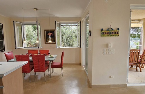 Cove Osibova (Milna) Villa | Aléjese de toda la villa en medio de jardines mediterráneos con piscina privada.