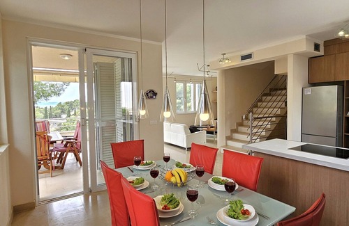 Cove Osibova (Milna) Villa | Aléjese de toda la villa en medio de jardines mediterráneos con piscina privada.
